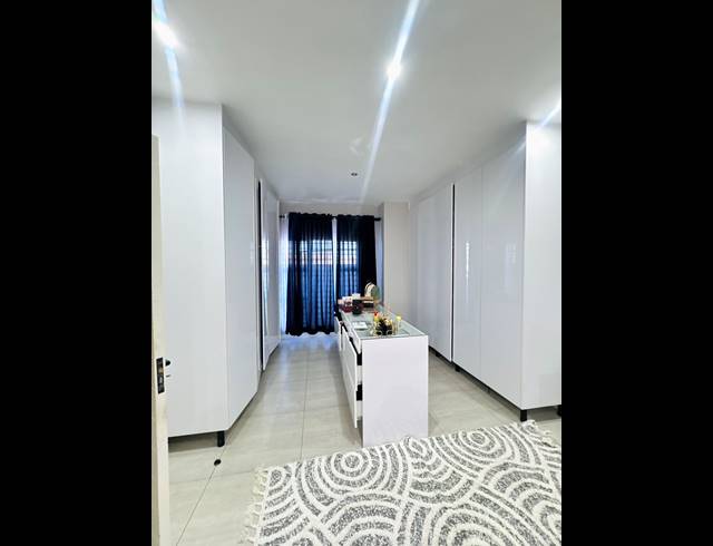 5 BEDROOM FREEHOLD FOR SALE IN ROCKDALE